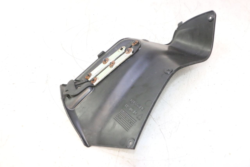 photo de TABLIER INTERIEUR DROIT GILERA GP 800 (2007 - 2013) - Points de fixation