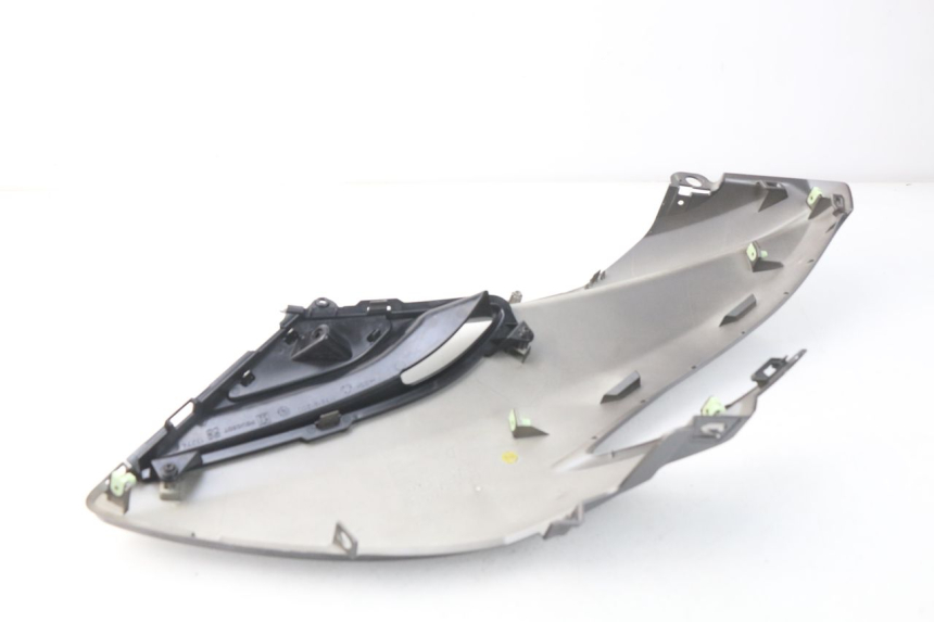 photo de TABLIER INTERIEUR DROIT PEUGEOT METROPOLIS 400 (2017 - 2020) - Détail de la pièce