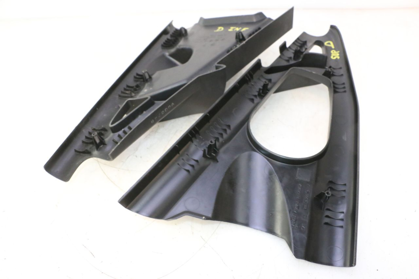 photo de TABLIER INTERIEUR DROIT CAN-AM SPYDER RS 1000 (2008 - 2012) - Détail de la pièce