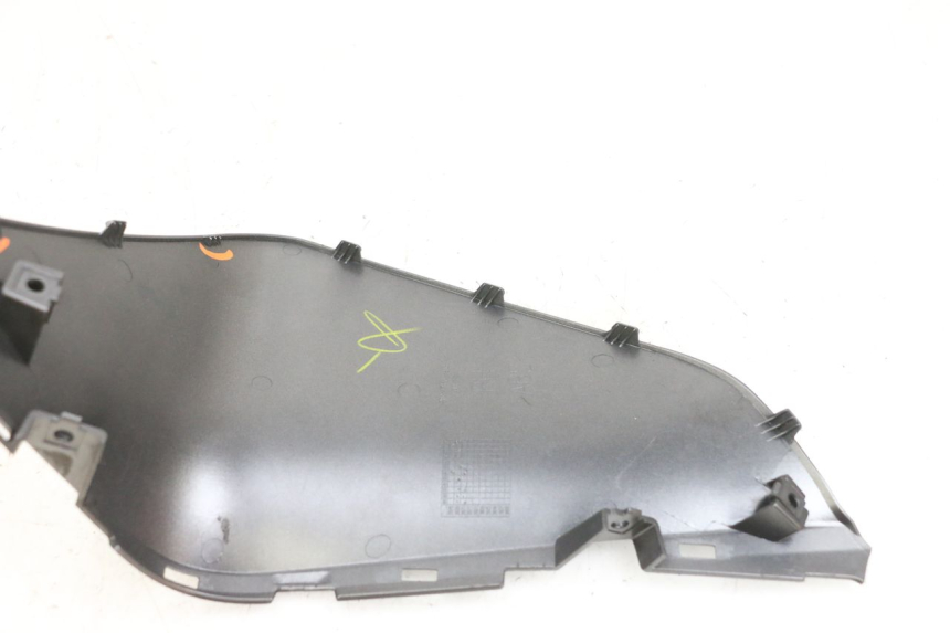 photo de TABLIER INTERIEUR DROIT YAMAHA TRICITY 300 (2020 - 2024) - Zoom état d’usage