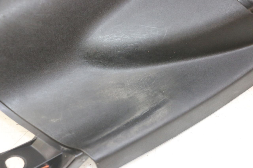 photo de TABLIER INTERIEUR PEUGEOT ELYSEO 125 (1999 - 2004) - Gros plan technique