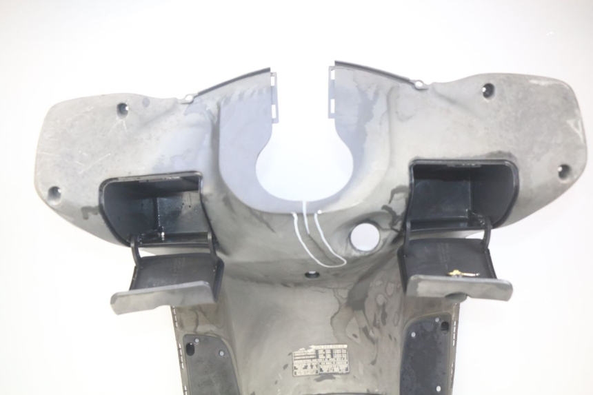 photo de TABLIER INTERIEUR HONDA FES PANTHEON 2T 125 (1998 - 2002) - Détail de la pièce