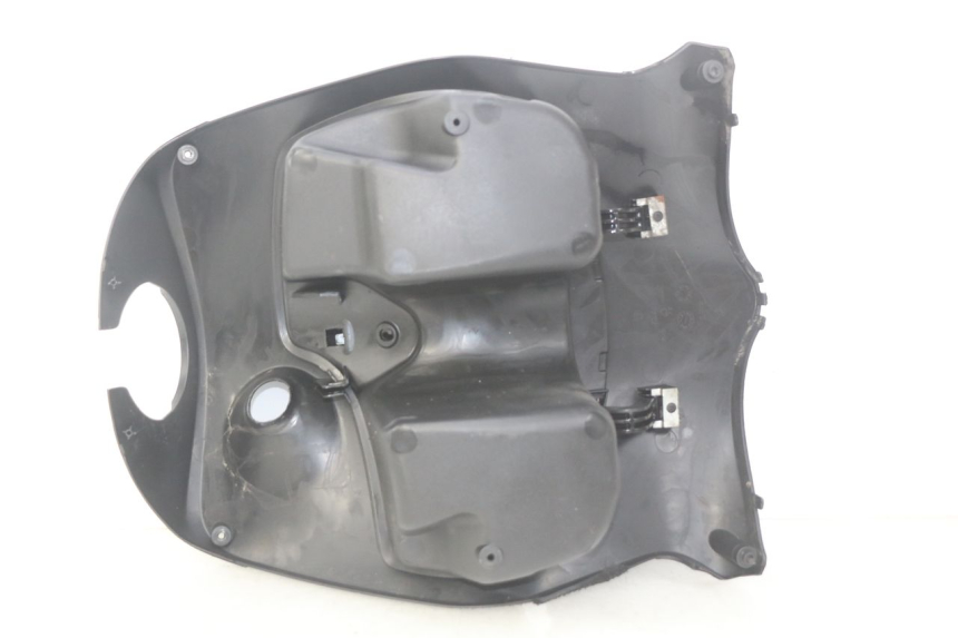 photo de TABLIER INTERIEUR PIAGGIO FLY 2T 50 (2004 - 2017) - Gros plan technique