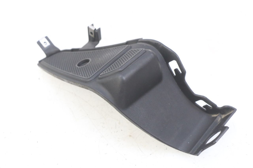 photo de TABLIER INTERIEUR GAUCHE GILERA RUNNER SP 50 (2009 - 2017) - Gros plan technique