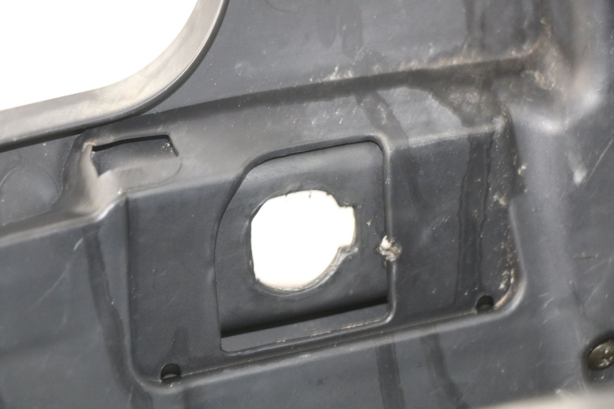 photo de TABLIER INTERIEUR SYM GTS EVO 125 (2009 - 2013) - Gros plan technique