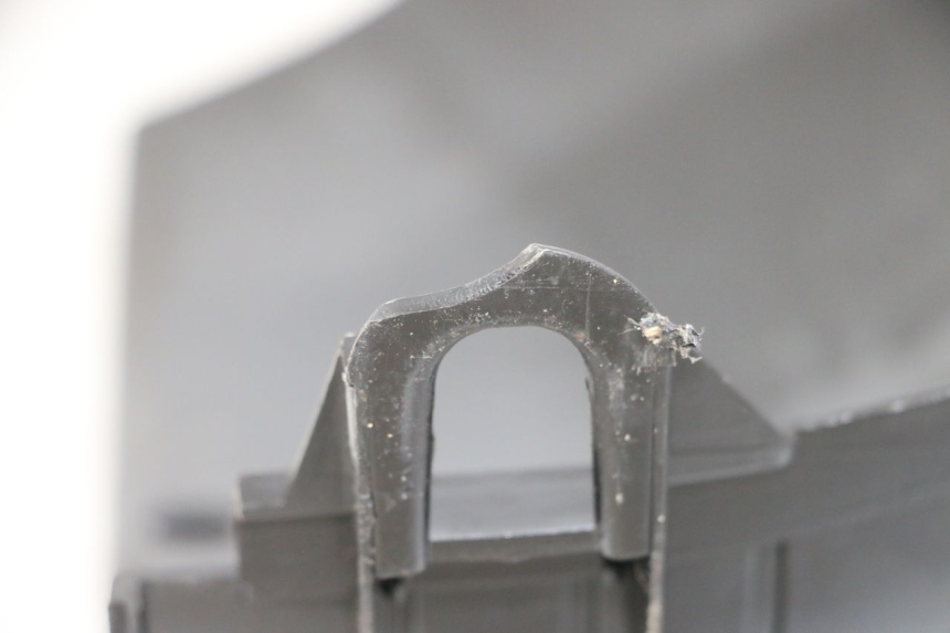 photo de TABLIER INTERIEUR INFERIEUR DAELIM BESBI 125 (2007 - 2008) - Zoom état d’usage