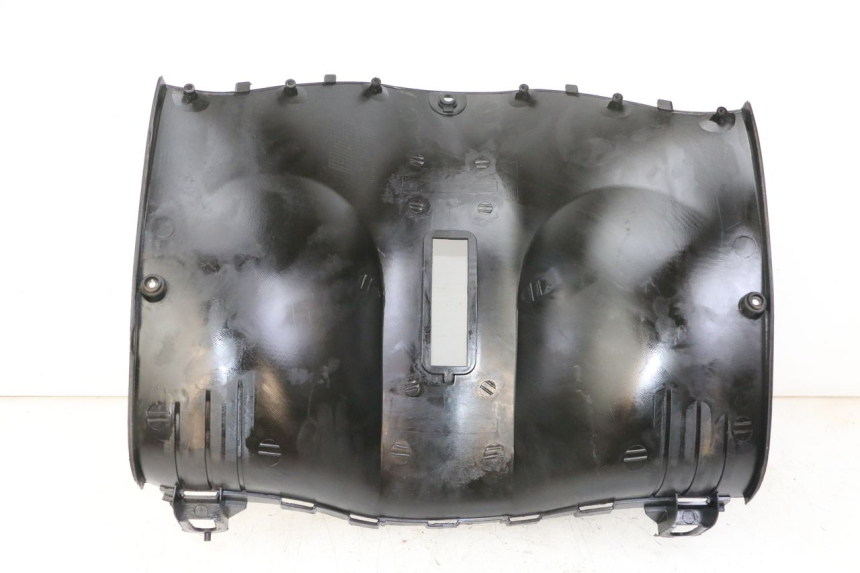 photo de TABLIER INTERIEUR INFERIEUR DAELIM BESBI 125 (2007 - 2008) - Gros plan technique