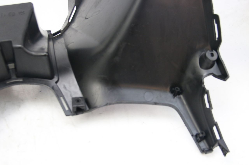 photo de TABLIER INTERIEUR INFERIEUR KYMCO DOWNTOWN ABS 125 (2015 - 2017) - Détail de la pièce