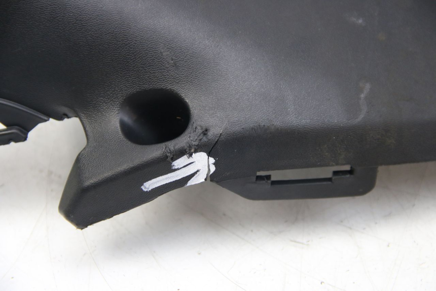 photo de TABLIER INTERIEUR INFERIEUR KYMCO DOWNTOWN ABS 125 (2015 - 2017) - Détails caractéristiques