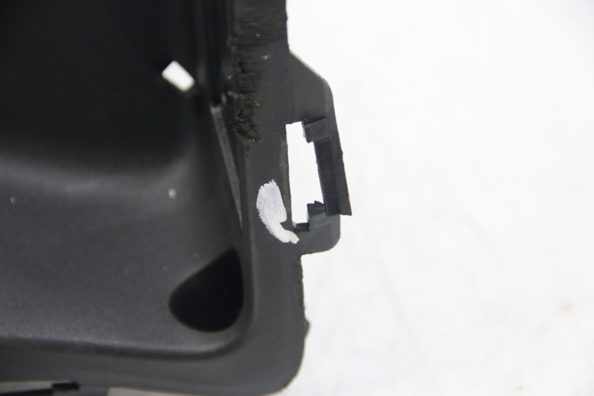 photo de TABLIER INTERIEUR INFERIEUR KYMCO DOWNTOWN ABS 125 (2015 - 2017) - Zoom composants