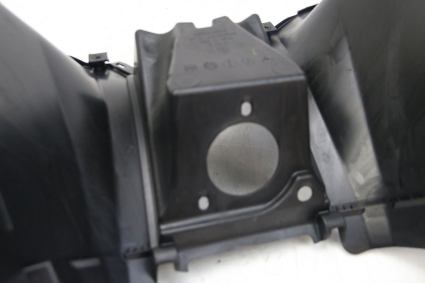 photo de TABLIER INTERIEUR INFERIEUR KYMCO DOWNTOWN ABS 125 (2015 - 2017) - Gros plan technique