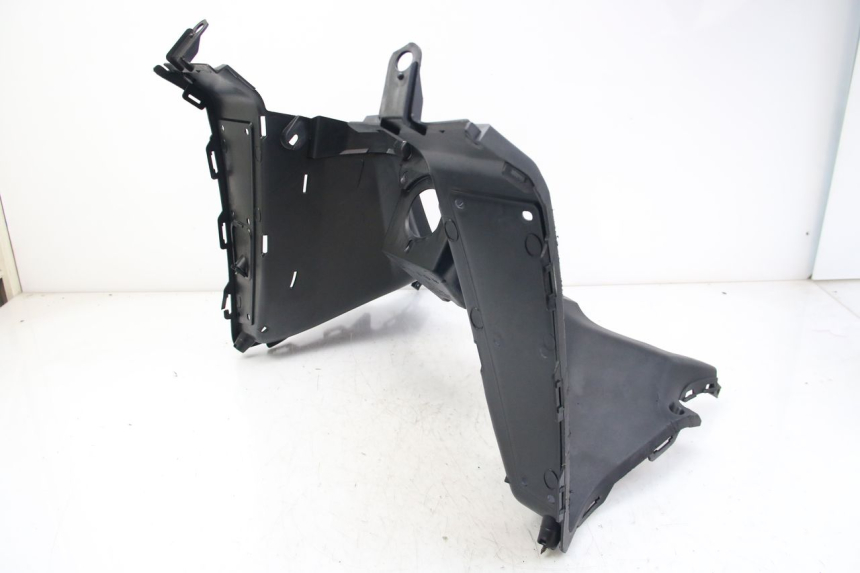 photo de TABLIER INTERIEUR INFERIEUR KYMCO DOWNTOWN ABS 125 (2015 - 2017) - Points de fixation