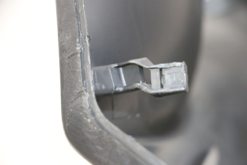 photo de TABLIER INTERIEUR INFERIEUR PIAGGIO FLY 4T 50 (2013 - 2017) - Zoom état d’usage