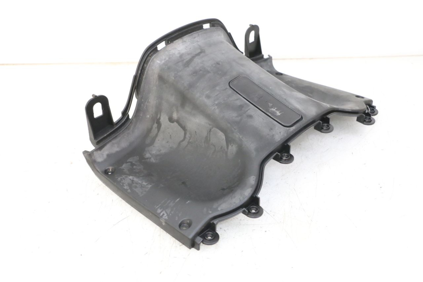 photo de TABLIER INTERIEUR INFERIEUR KYMCO PEOPLE S 125 (2000 - 2008) - Gros plan technique