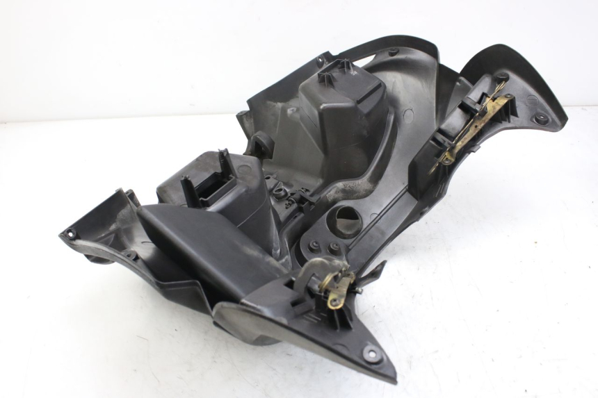 photo de TABLIER INTERIEUR INFERIEUR PIAGGIO X9 EVOLUTION 250 (2003 - 2007) - Détails caractéristiques