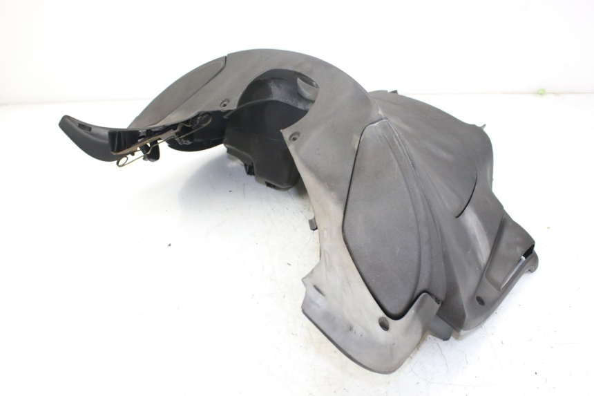 photo de TABLIER INTERIEUR INFERIEUR PIAGGIO X9 EVOLUTION 250 (2003 - 2007) - Gros plan technique