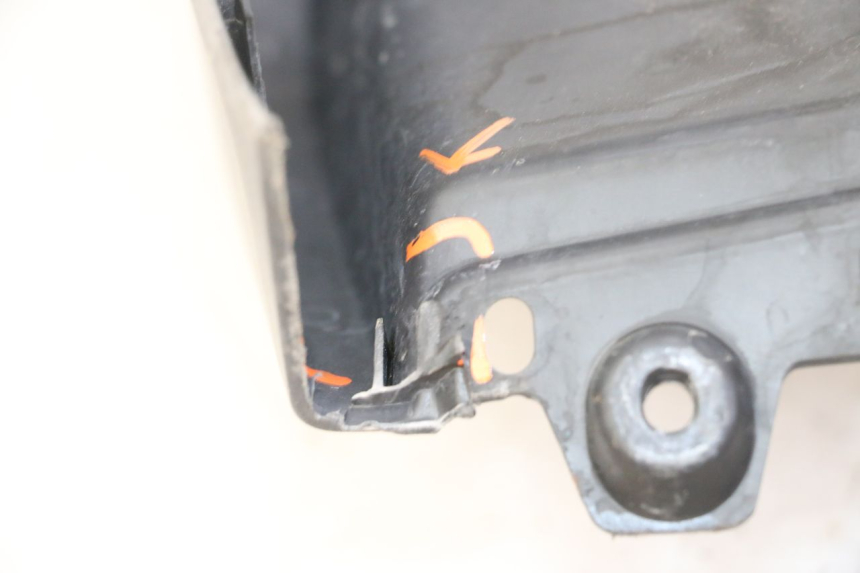 photo de TABLIER INTERIEUR PIAGGIO MP3 RL 250 (2006 - 2010) - Zoom état d’usage