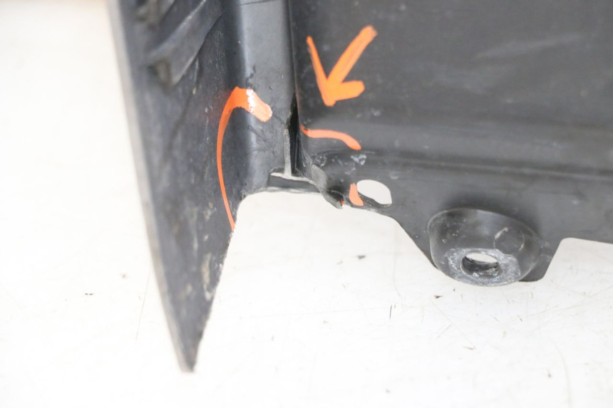 photo de TABLIER INTERIEUR PIAGGIO MP3 RL 250 (2006 - 2010) - Gros plan technique