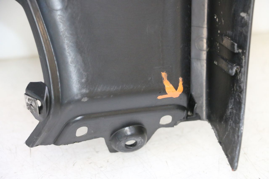 photo de TABLIER INTERIEUR PIAGGIO MP3 RL 250 (2006 - 2010) - Points de fixation