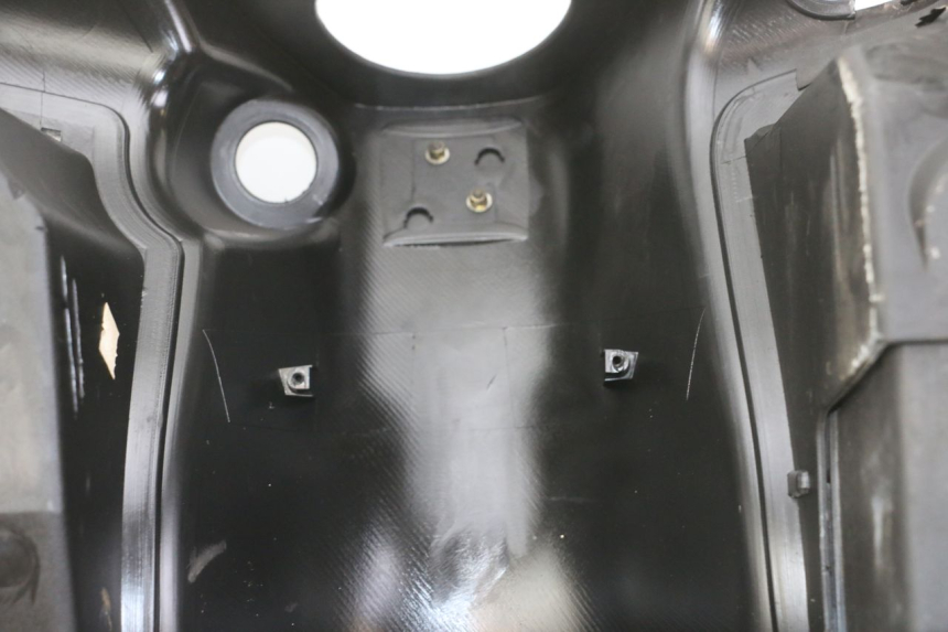 photo de TABLIER INTERIEUR PEUGEOT ELYSTAR 125 (2002 - 2007) - Gros plan technique