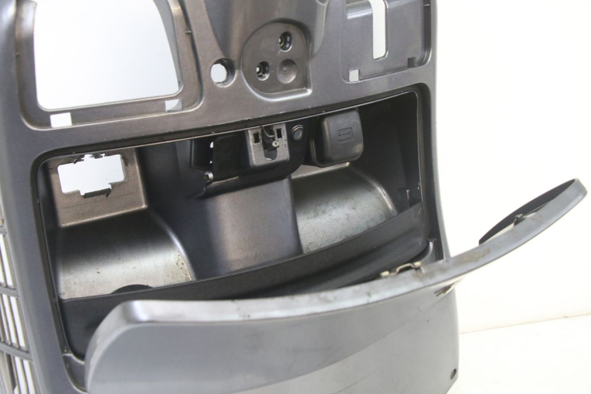 photo de TABLIER INTERIEUR PIAGGIO VESPA GRANTURISMO 125 (2003 - 2007) - Gros plan technique