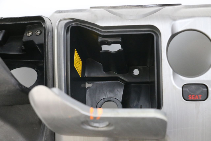 photo de TABLIER INTERIEUR DAELIM S3 125 (2010 - 2017) - Inspection visuelle