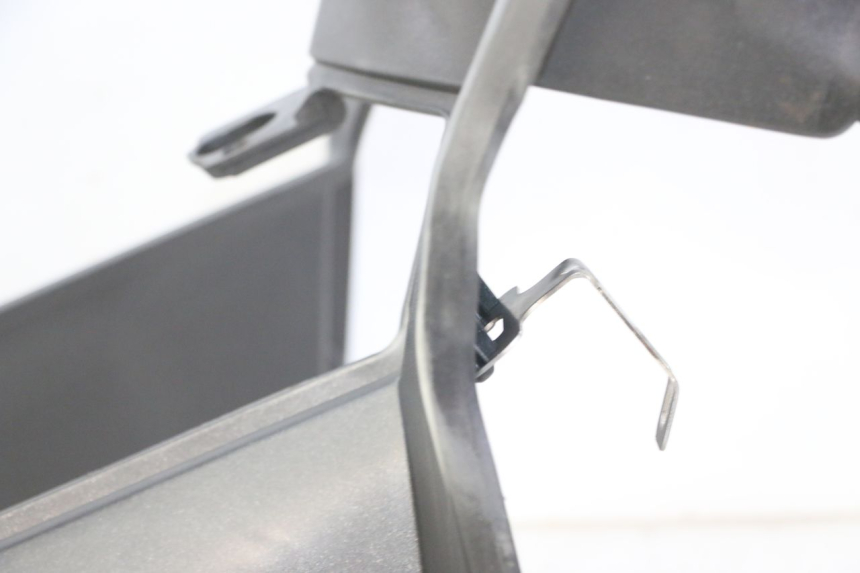 photo de TABLIER INTERIEUR PEUGEOT SATELIS 125 (2013 - 2018) - Gros plan technique