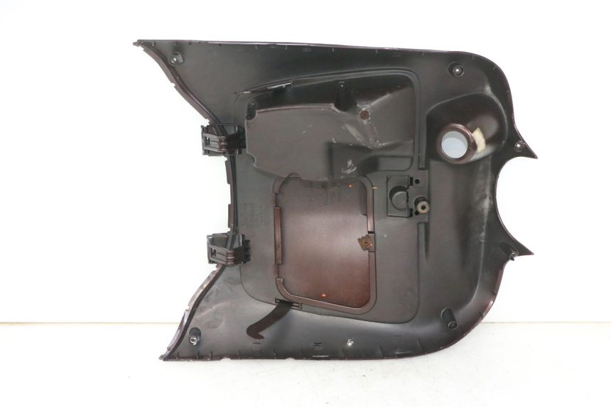 photo de TABLIER INTERIEUR APRILIA SCARABEO GT TOURING 125 (1999 - 2005) - Gros plan technique