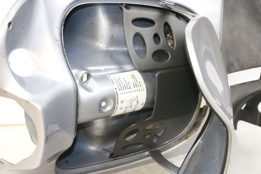 photo de TABLIER INTERIEUR APRILIA SCARABEO 100 (2003 - 2012) - Détail de la pièce