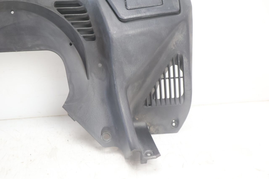 photo de TABLIER INTERIEUR SUPERIEUR SUZUKI BURGMAN EXECUTIVE ABS 650 (2006 - 2012) - Gros plan technique