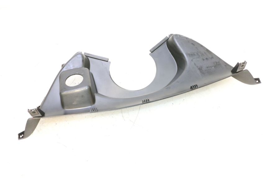 photo de TABLIER INTERIEUR SUPERIEUR YAMAHA YP MAJESTY 125 (1998 - 2001) - Gros plan technique
