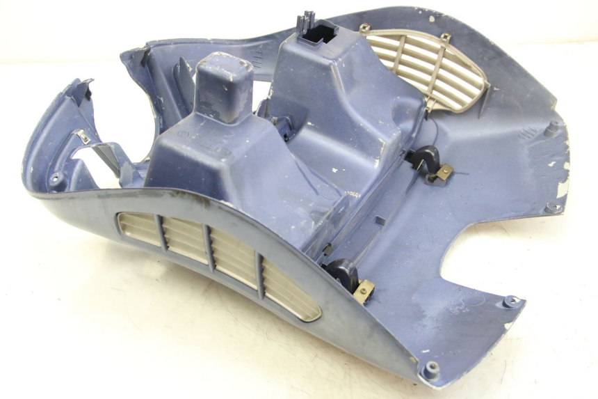 photo de TABLIER INTERIEUR PIAGGIO VESPA GRANTURISMO 125 (2003 - 2007) - Gros plan technique