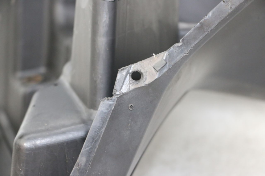 photo de TABLIER INTERIEUR YAMAHA X-MAX XMAX ABS 250 (2010 - 2012) - Gros plan technique