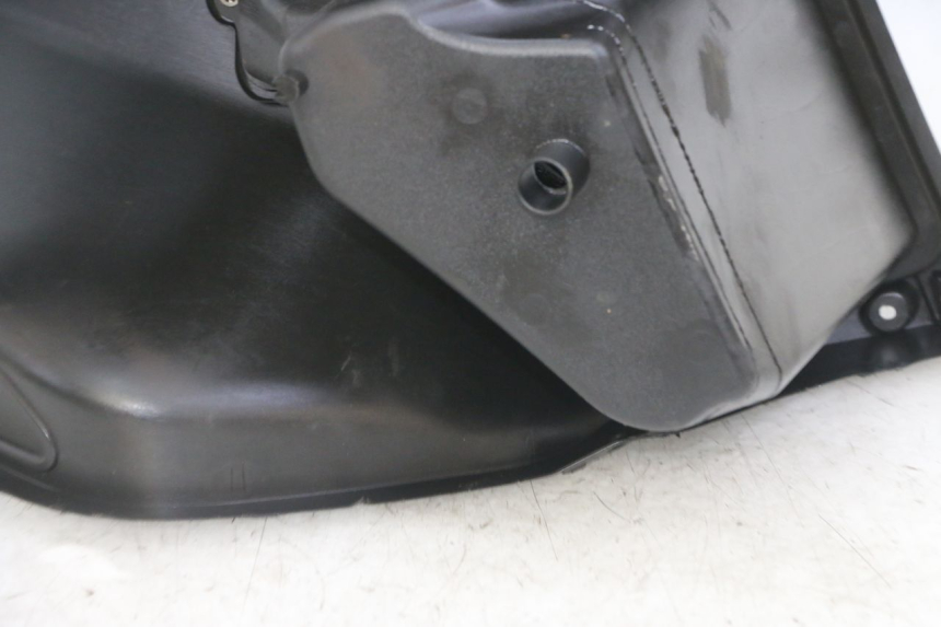 photo de TABLIER INTERIEUR YAMAHA X-MAX XMAX 125 (2010 - 2013) - Gros plan technique