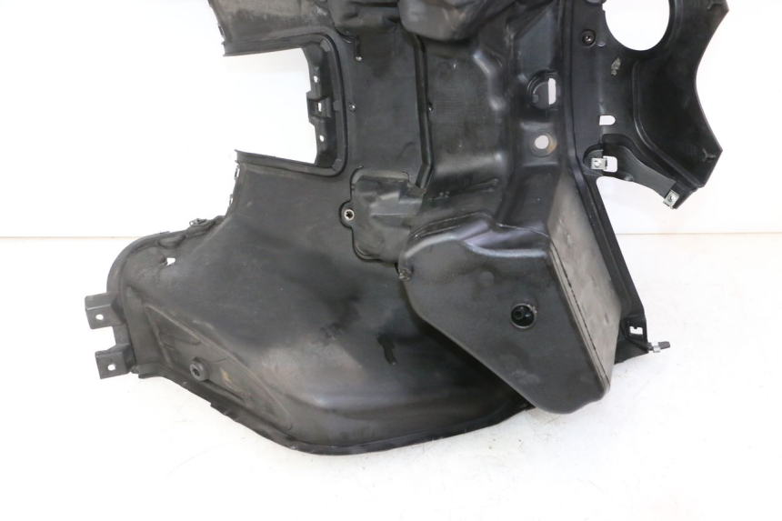 photo de TABLIER INTERIEUR YAMAHA X-MAX XMAX 125 (2010 - 2013) - Gros plan technique