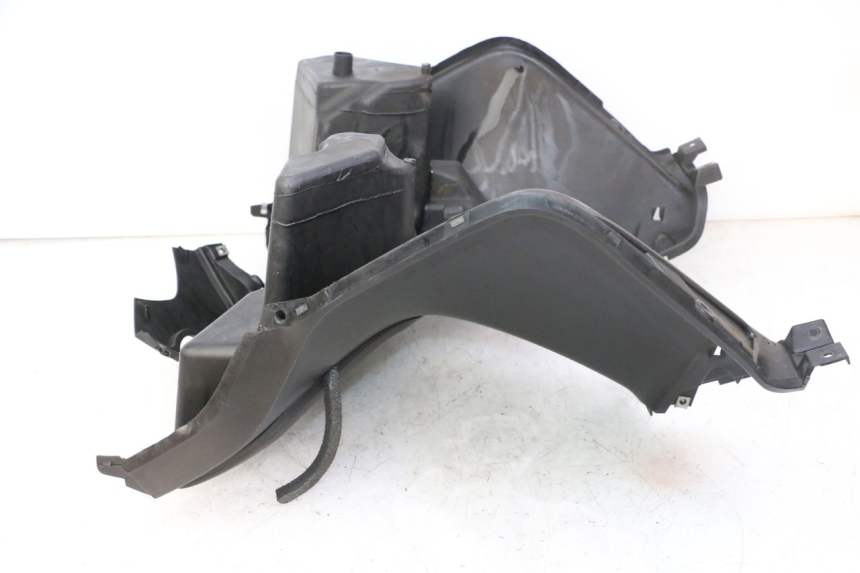 photo de TABLIER INTERIEUR YAMAHA X-MAX XMAX 125 (2010 - 2013) - Gros plan technique