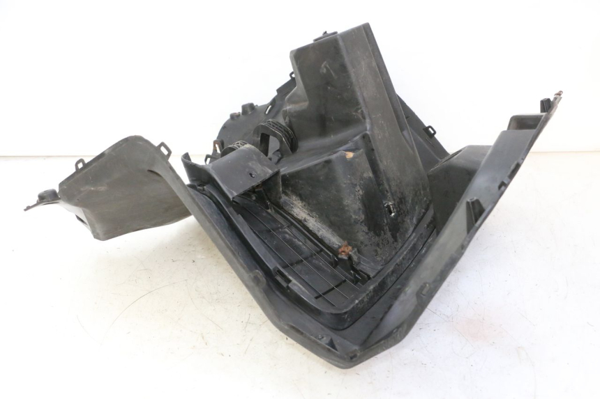 photo de TABLIER INTERIEUR YAMAHA X-MAX XMAX 250 (2006 - 2009) - Gros plan technique