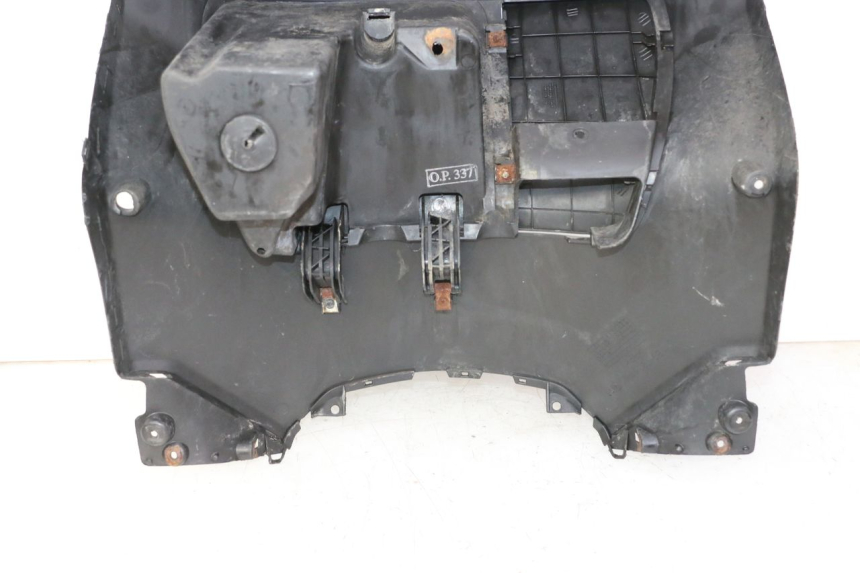 photo de TABLIER INTERIEUR YAMAHA X-MAX XMAX 250 (2006 - 2009) - Points de fixation