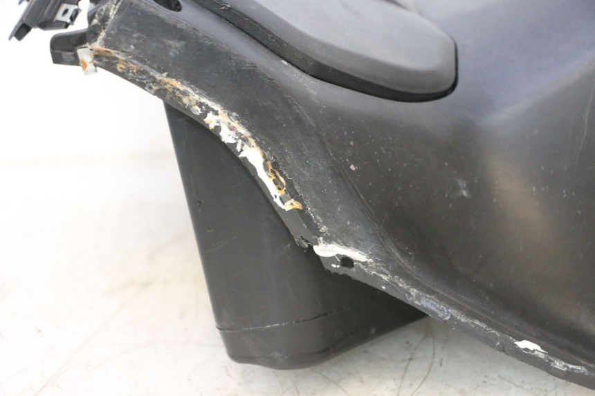 photo de TABLIER INTERIEUR YAMAHA X-MAX XMAX 125 (2010 - 2013) - Gros plan technique