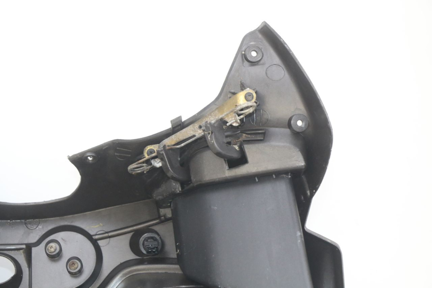 photo de TABLIER INTERIEUR PIAGGIO X9 EVOLUTION 125 (2003 - 2007) - Gros plan technique