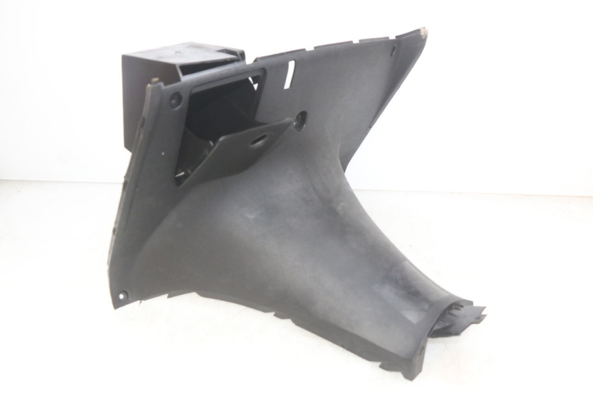 photo de TABLIER INTERIEUR YAMAHA YP MAJESTY 125 (2007 - 2010) - Gros plan technique