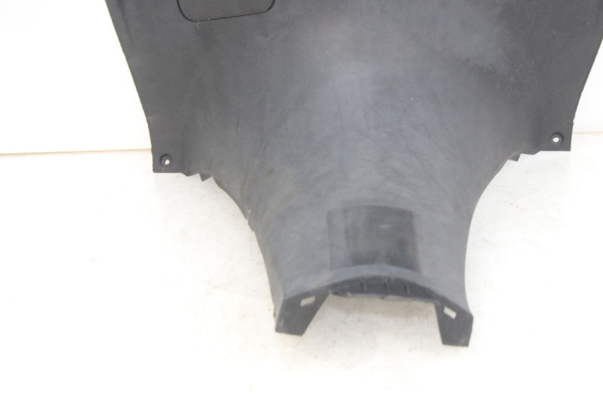 photo de TABLIER INTERIEUR YAMAHA YP MAJESTY 125 (1998 - 2001) - Gros plan technique