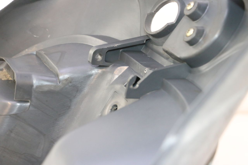 photo de TABLIER INTERIEUR PIAGGIO ZIP 4T 50 (2006 - 2017) - Gros plan technique
