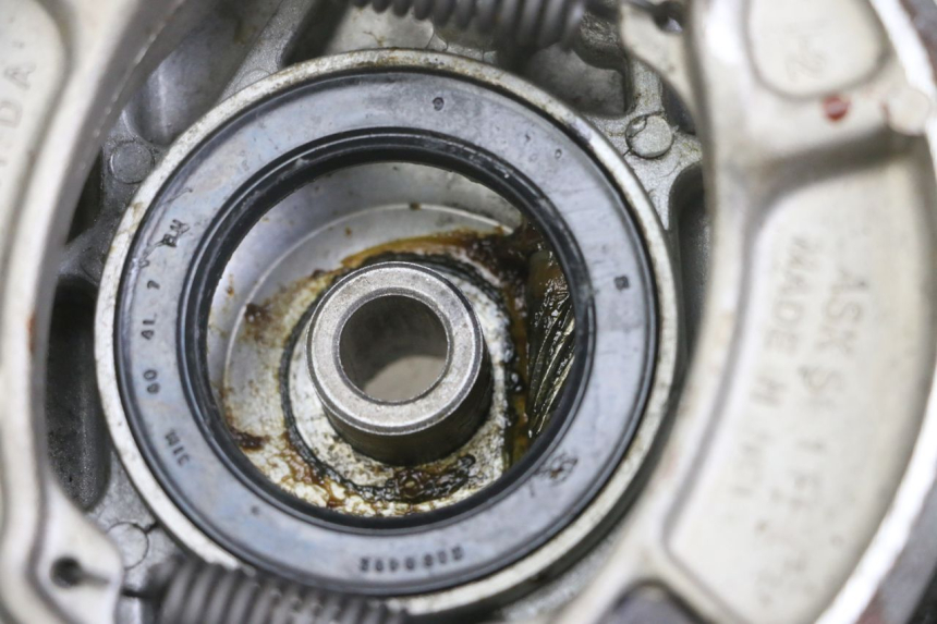 photo de TAMBOUR AVANT HONDA SCV LEAD 100 (2003 - 2007) - Vue rapprochée