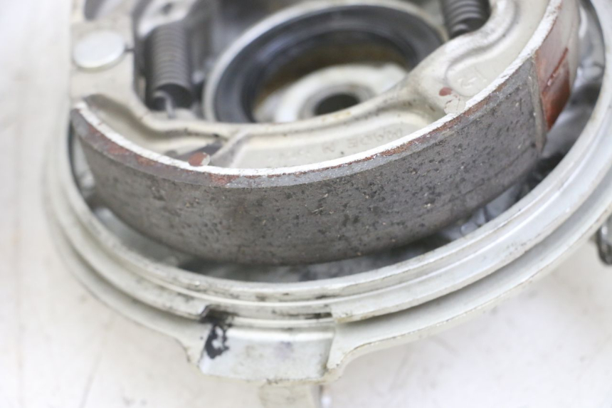 photo de TAMBOUR AVANT HONDA SCV LEAD 100 (2003 - 2007) - Marquages et références