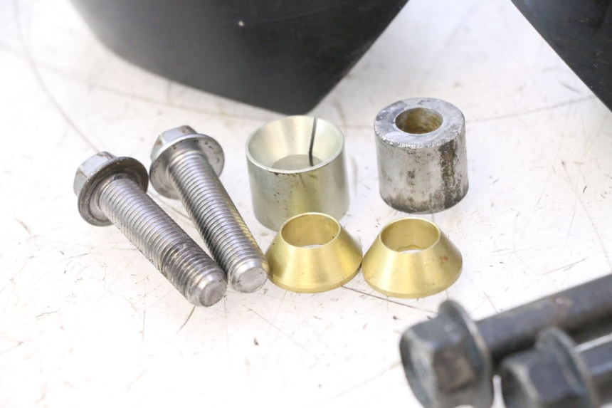 photo de TAMPON MOTEUR YAMAHA YZF R6 600 (2008 - 2009) - Gros plan technique