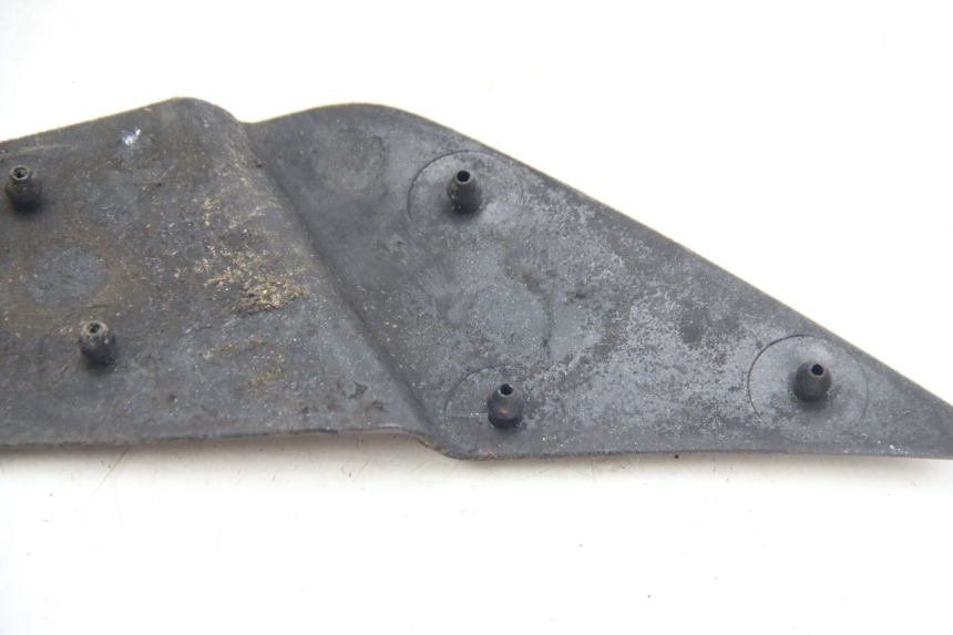 photo de TAPIS MARCHE PIED APRILIA ATLANTIC 500 (2002 - 2003) - Gros plan technique