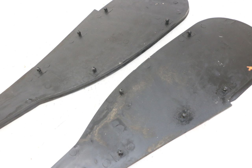 photo de TAPIS MARCHE PIED BMW C1 125 (2000 - 2003) - Gros plan technique