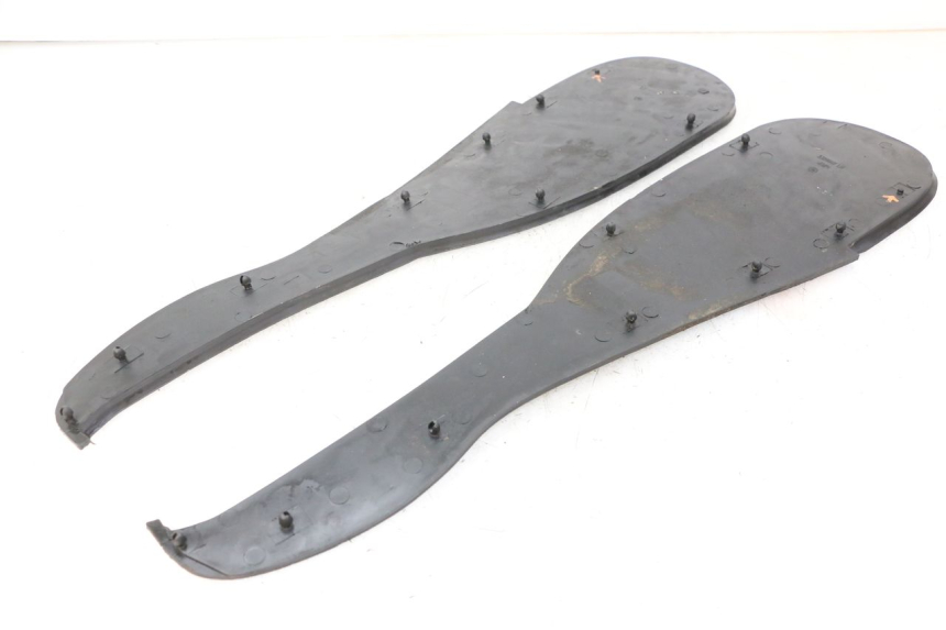 photo de TAPIS MARCHE PIED BMW C1 125 (2000 - 2003) - Points de fixation