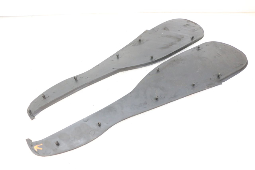 photo de TAPIS MARCHE PIED BMW C1 125 (2000 - 2003) - Gros plan technique